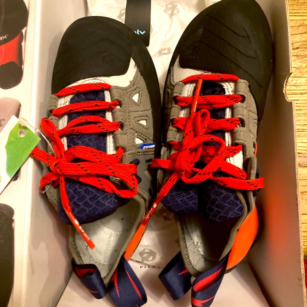 New in box Evolv oracle climbing shoes size 6